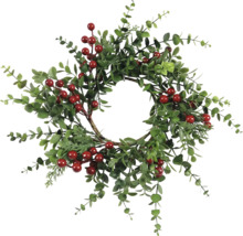 Dekorativer Kranz mit roten Beeren und grünen Blättern als Wohnaccessoire