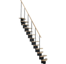 Holztreppe mit Metallgeländer