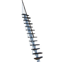 Treppe mit Holzstufen und Metallgeländer