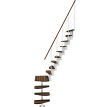 Treppe mit Holzstufen und Metallgeländer