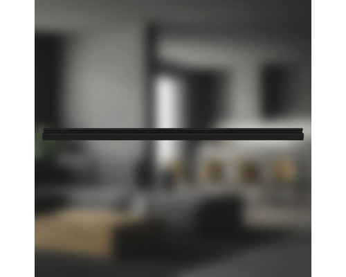 Rail mural noir pour la fixation de panneaux muraux.