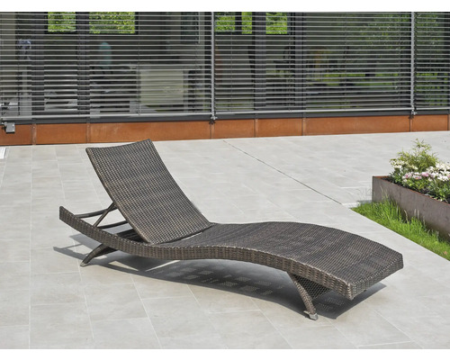 Chaise longue de jardin en rotin sur une terrasse