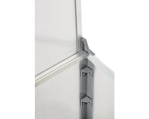 Vue détaillée d''une structure de serre avec plaques en polycarbonate et cadre en aluminium.