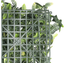 Mur végétal artificiel avec différentes feuilles vertes et structure en treillis