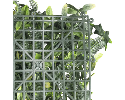 Mur végétal artificiel avec différentes feuilles vertes et structure en treillis