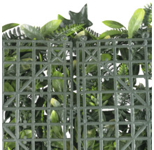 Mur végétal artificiel vert avec structure en treillis.