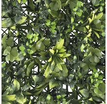 Haie artificielle avec différentes feuilles vertes sur une grille en plastique