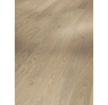 Verlegter heller Holzboden im Innenbereich.