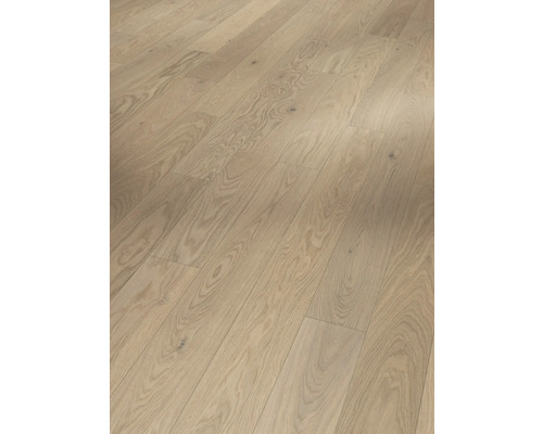 Verlegter heller Holzboden im Innenbereich.