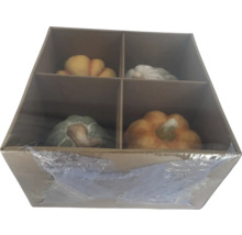Citrouilles décoratives en céramique dans un emballage en carton à quatre compartiments