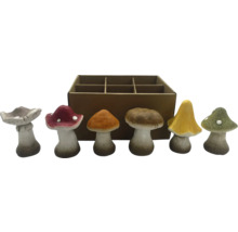 Figurines décoratives de champignons de différentes formes et couleurs avec emballage en carton