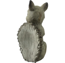 Dekorative Gartenfigur eines sitzenden Tieres