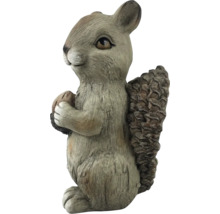 Dekorative Gartenfigur: stehendes Eichhörnchen mit Nuss