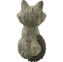 Rückansicht einer Dekofigur Katze aus Stein
