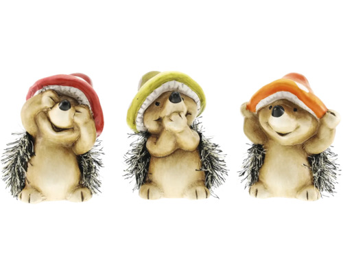 Drei dekorative Igel-Figuren mit Pilzhüten, die jeweils die Augen, den Mund und die Ohren bedecken
