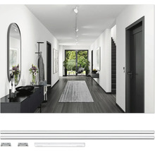 Heller Flur mit Kommode, Spiegel, Garderobe und Teppich