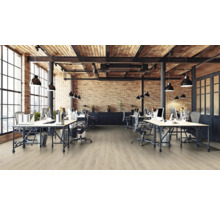 Bureau avec plancher en bois, bureaux et mur en briques