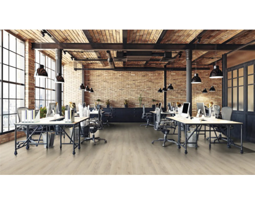 Bureau avec plancher en bois, bureaux et mur en briques