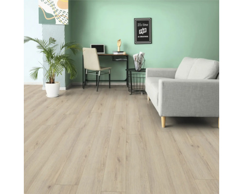 Salon avec plancher en bois clair, canapé et bureau