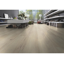 Sol stratifié clair dans un dressing avec des étagères et des chaussures