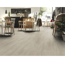 Revêtement de sol clair dans une pièce lumineuse avec des tables et des chaises.