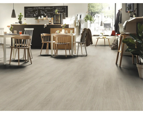 Revêtement de sol clair dans une pièce lumineuse avec des tables et des chaises.