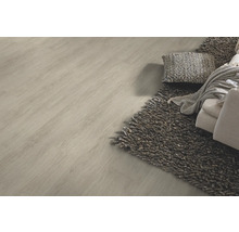 Sol clair avec motif bois, tapis, coussin et canapé pour la décoration intérieure