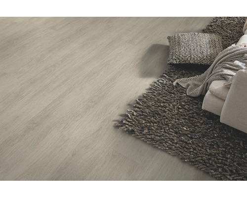 Sol clair avec motif bois, tapis, coussin et canapé pour la décoration intérieure