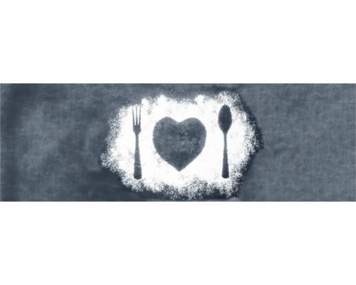 Empreinte d''un cœur, d''une fourchette et d''une cuillère dans de la farine sur un plan de travail.