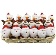 Panier avec des peluches bonhomme de neige, renne et Père Noël