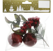 Emballage d''éléments décoratifs : brindilles, baies rouges et boules.