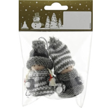 Zwei Strickpuppen als Weihnachtsbaumschmuck im durchsichtigen Kunststoffbeutel
