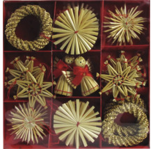 Strohsterne und Strohschmuck in einer roten Box zur Weihnachtsdekoration