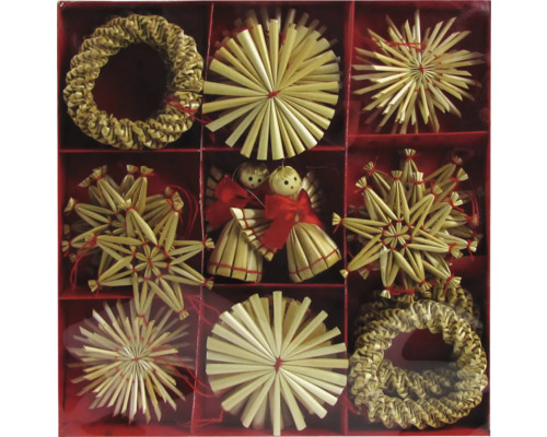 Strohsterne und Strohschmuck in einer roten Box zur Weihnachtsdekoration