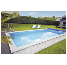 Piscine rectangulaire dans le jardin avec chaises longues et couverture de piscine