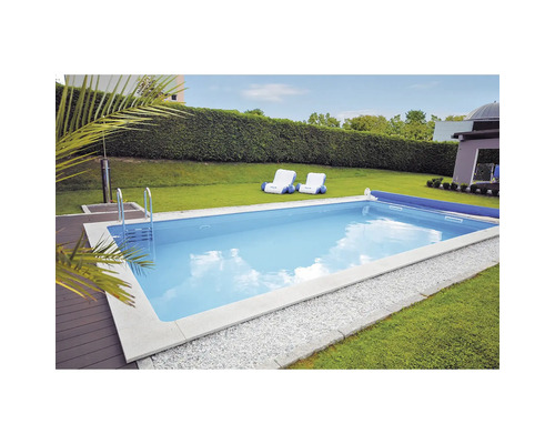 Piscine rectangulaire dans le jardin avec chaises longues et couverture de piscine
