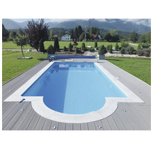 Piscine dans le jardin avec terrasse en bois et couverture de piscine