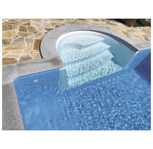 Piscine avec escalier et eau