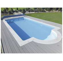 Rechteckiger Swimmingpool mit grauer Holzterrasse im Garten