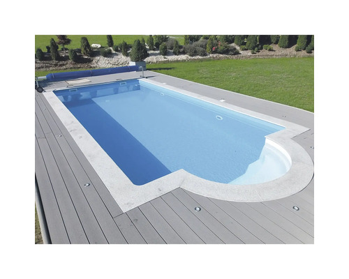 Piscine rectangulaire avec terrasse en bois grise dans le jardin