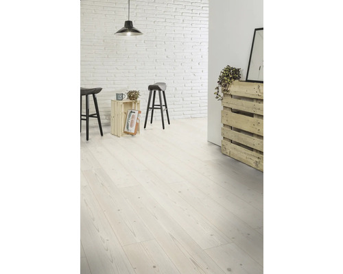 Pièce lumineuse avec plancher en bois, tabourets de bar, mur en briques et décoration