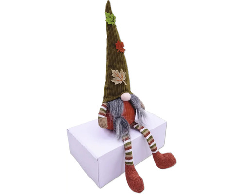 Dekorativer Zwerg mit Mütze und Herbstlaub sitzt auf einer Schachtel