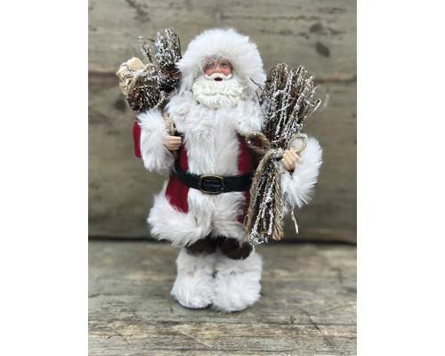 Dekorativer Weihnachtsmann mit Zweigen in der Hand als Weihnachtsdekoration