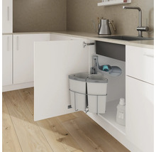 Système de tri des déchets dans un meuble de cuisine avec deux seaux et support pour produits de nettoyage