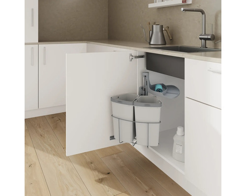 Système de tri des déchets dans un meuble de cuisine avec deux seaux et support pour produits de nettoyage