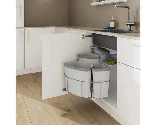 Poubelle dans un placard de cuisine avec plusieurs bacs pour le tri des déchets.