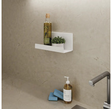 Étagère murale avec huile d''olive, plante, liquide vaisselle et éponge