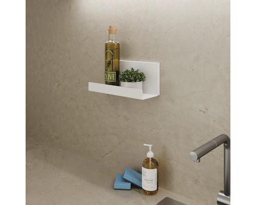 Étagère murale avec huile d''olive, plante, liquide vaisselle et éponge