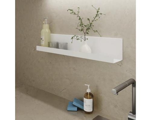 Étagère murale avec boisson, verres, vase et plante au-dessus d''un lavabo avec distributeur de savon et éponge