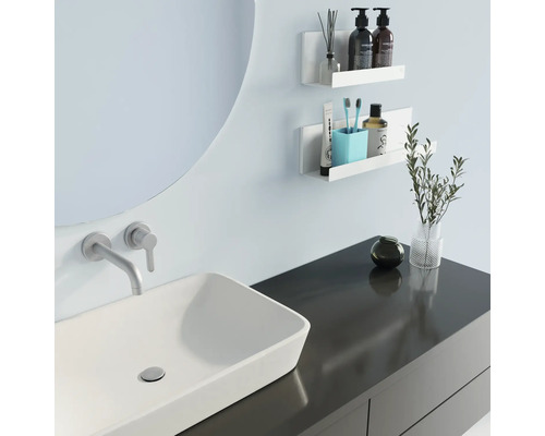 Salle de bains moderne avec lavabo, miroir et étagères blanches pour ranger les articles de toilette